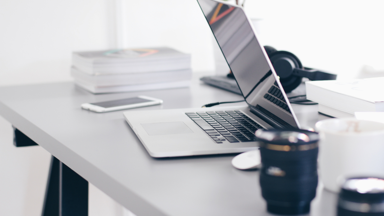 Anul 2022 pentru IT-ul românesc și cel mondial: developerii preferă munca de la distanță