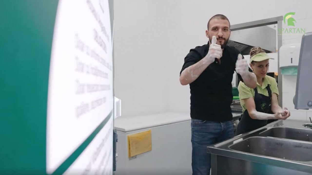 COVID-19: Statul să găsească soluții, nu să trimită oameni în mall, Ștefane!