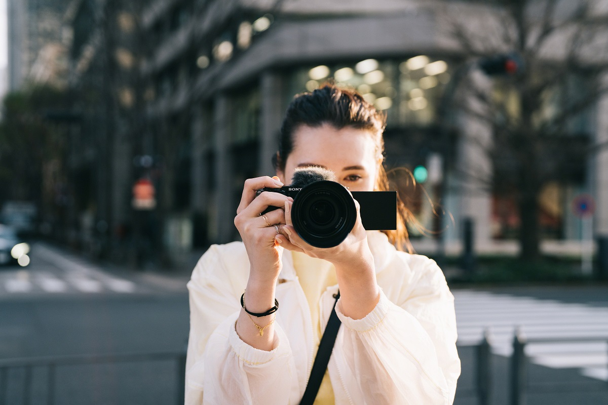 Sony lansează ZV-E10, cameră foto pentru vloggeri și creatori de conținut