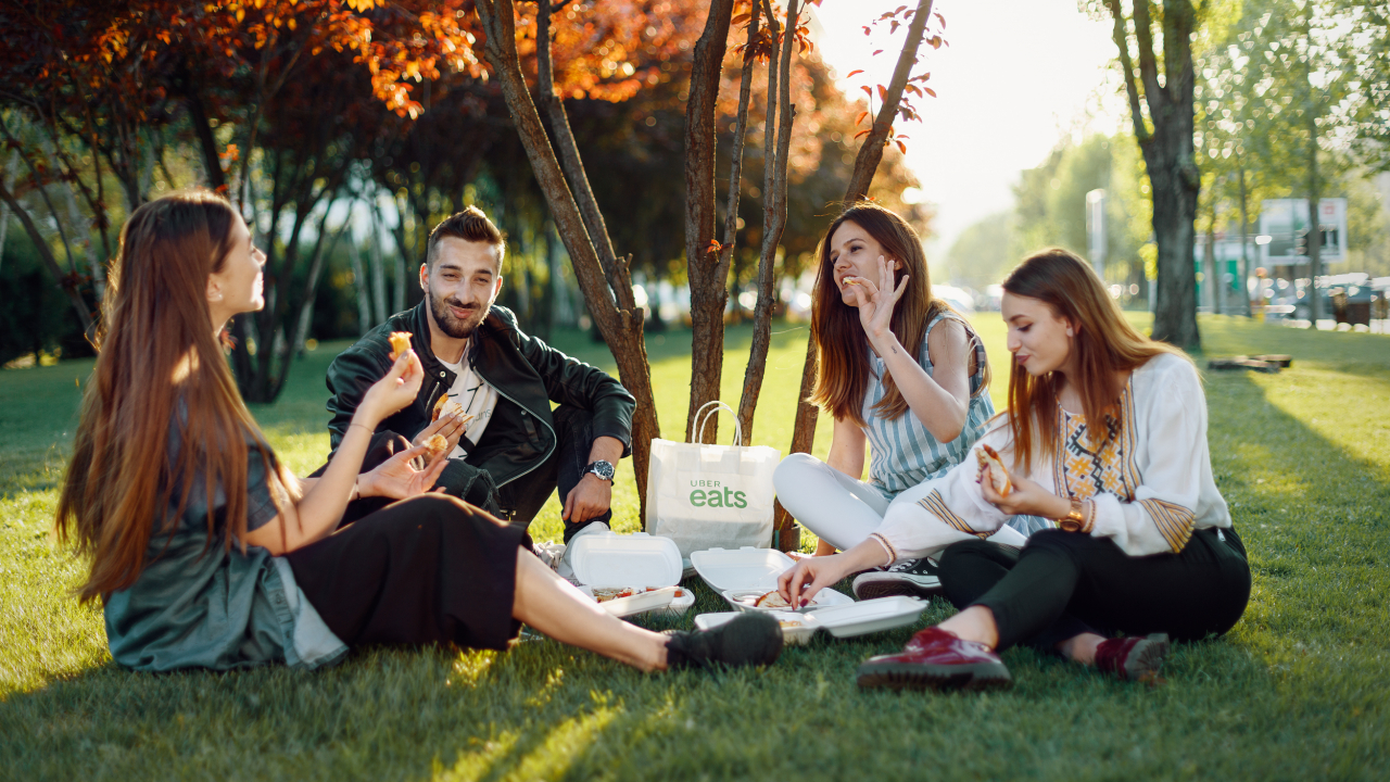 Uber Eats elimină taxa de livrare vara. Shaorma, preferata românilor