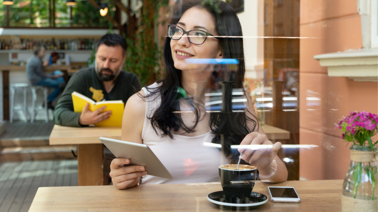 Studiu limbi europene: românii vorbesc cel mai mult despre tehnologie