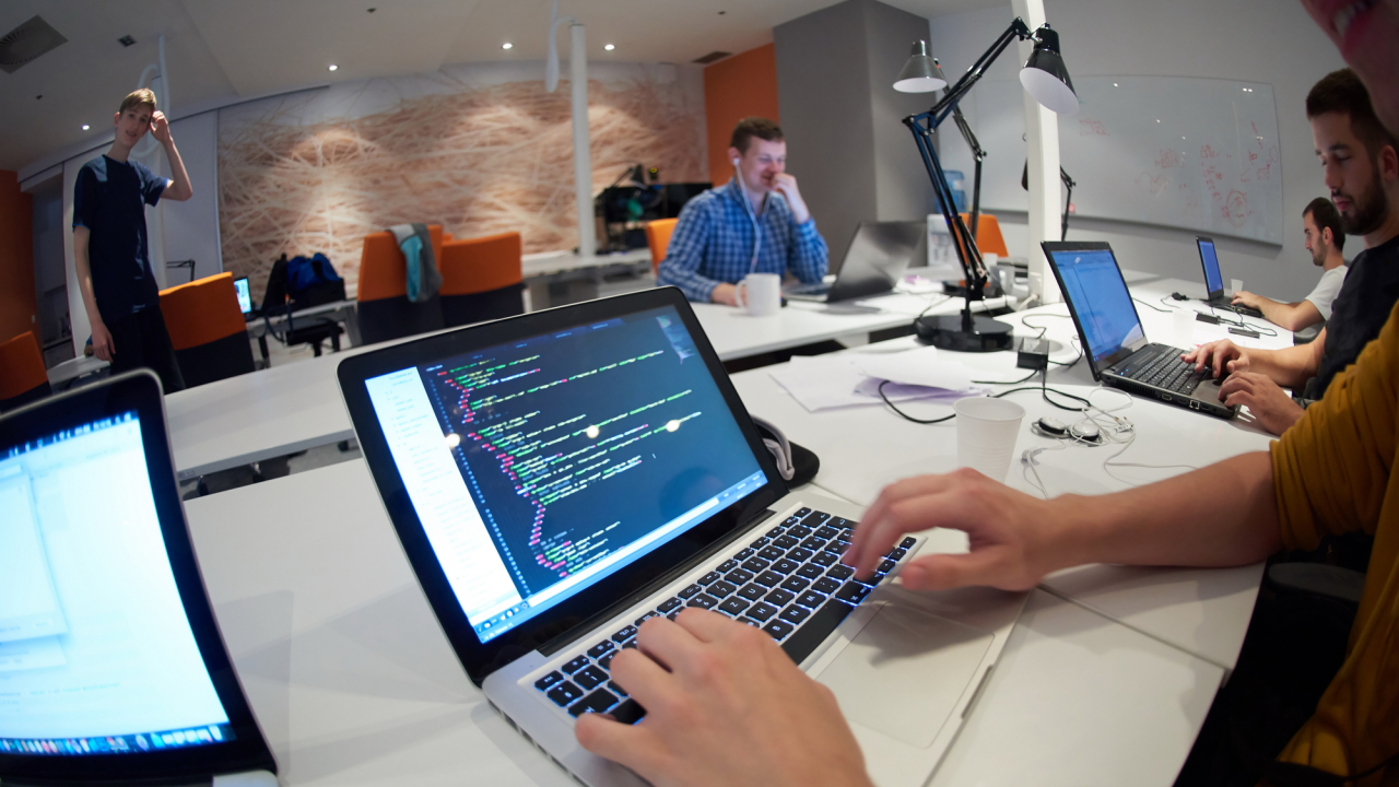 300 de developeri, căutați pentru a dezvolta soluții pentru corporații