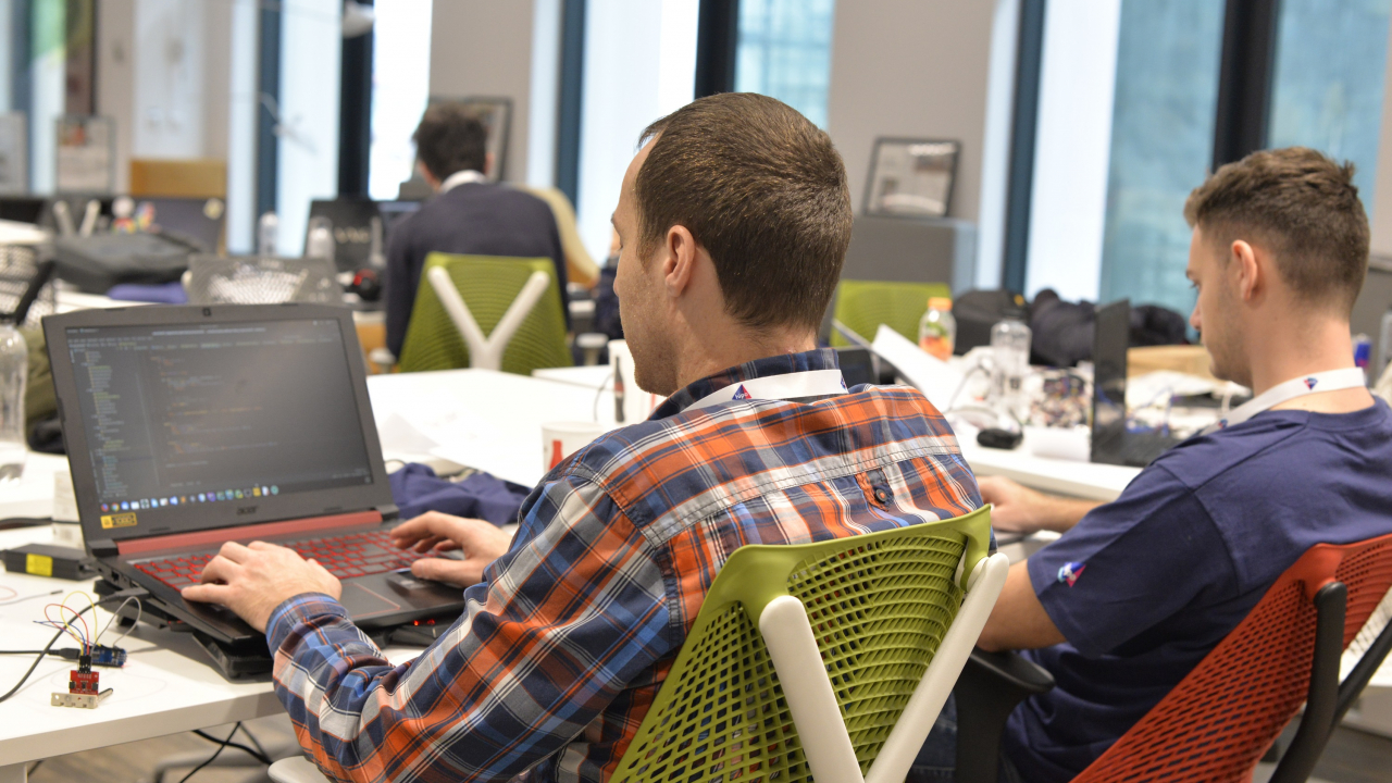 Alice in Cyberland - 200 de programatori și specialiști la DevHacks