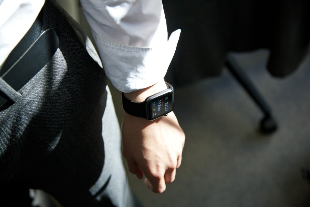 eMAG Black Friday: ceasuri smart care-ți eliberează mâinile de telefon