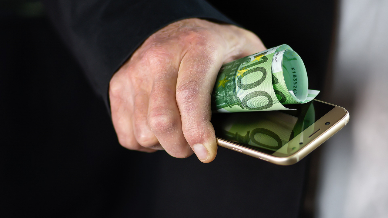 Trenduri: 90% din românii din Diaspora preferă să trimită bani prin telefon