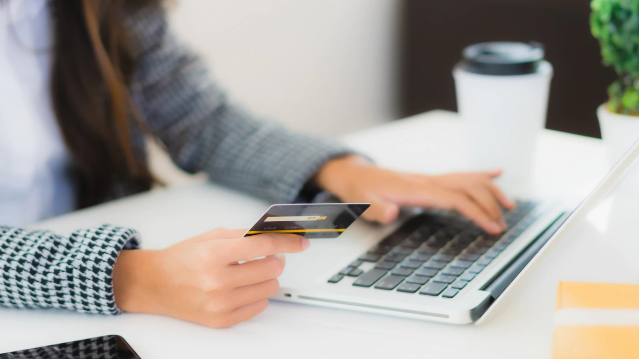 Cum să folosești eficient un card de credit pentru a economisi de sărbători?