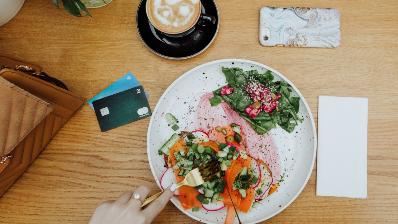 Revolut: cât cheltuiesc zilnic tinerii români în plimbări peste hotare