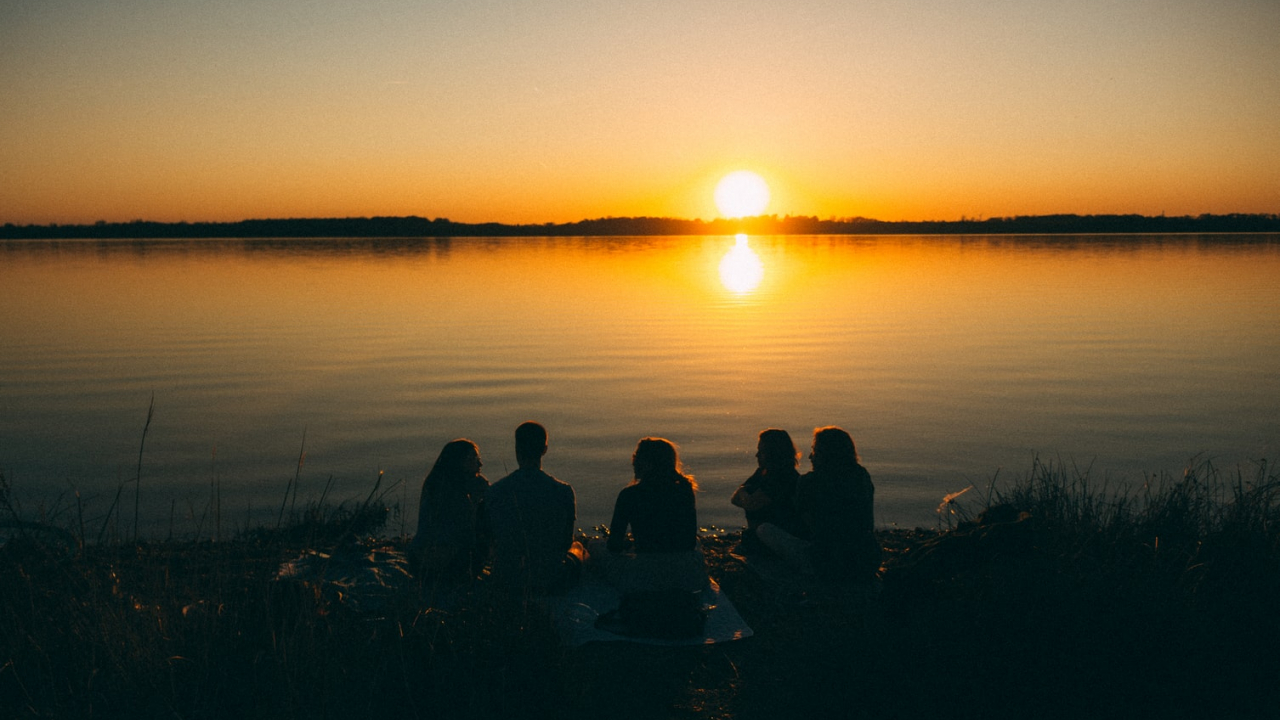 Studiu: așteptările tinerilor privind locul de muncă. Ce-i motivează?