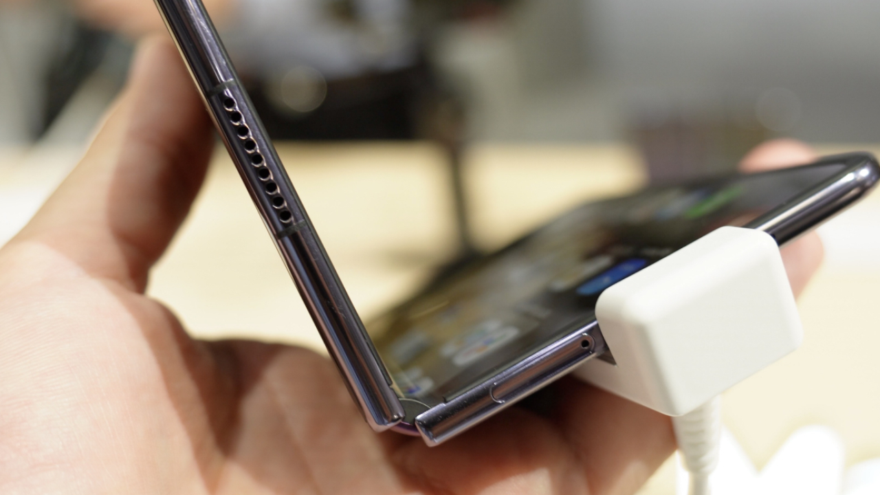 Honor Magic V2 se vinde bine: 1 milion de telefoane pliabile au fost produse