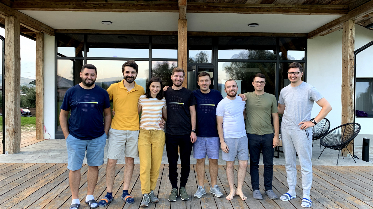 Anti-startup-ul din Iași care crește de 9 ani cu 8 oameni: povestea Pixelgrade