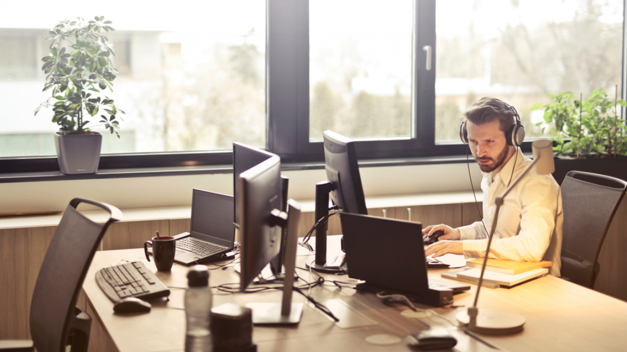 Românii sunt dispuși să o ia de la zero în carieră