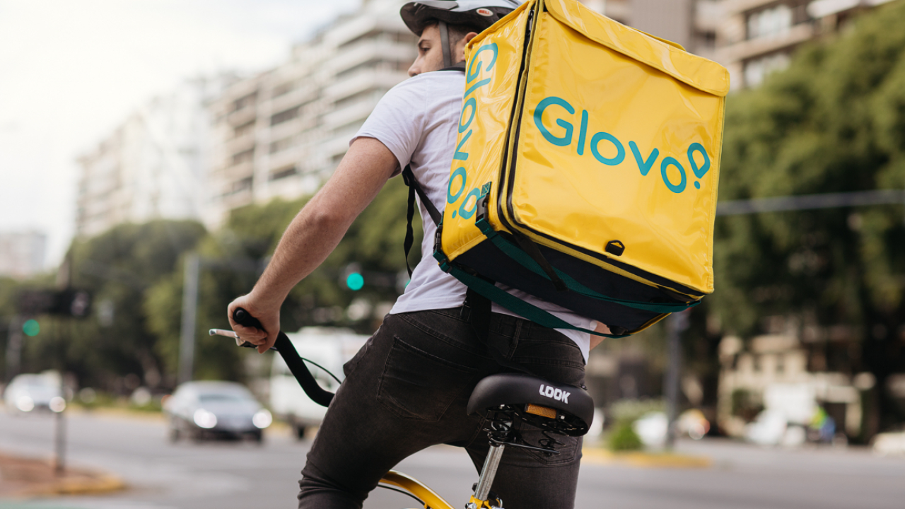 Vești bune pentru curieri: Glovo introduce opțiunea de bacșiș