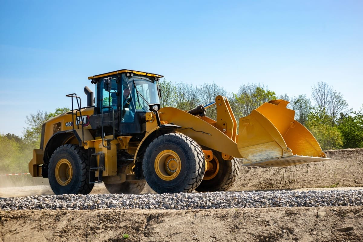 Beneficiile închirierii vs. achiziționării de încărcătoare frontale pentru afacerea ta