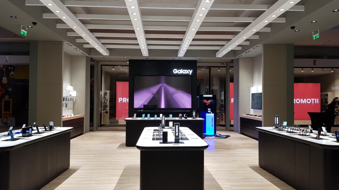 Samsung lansează Galaxy Fold în România. Cât costă telefonul pliabil