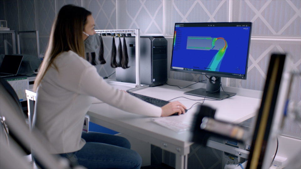 Dyson investește jumătate de miliard de lire în R&D pentru produse pentru păr