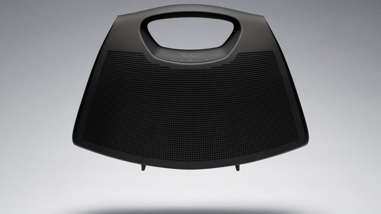 Balenciaga și Bang & Olufsen lansează o boxă în formă de geantă haute couture