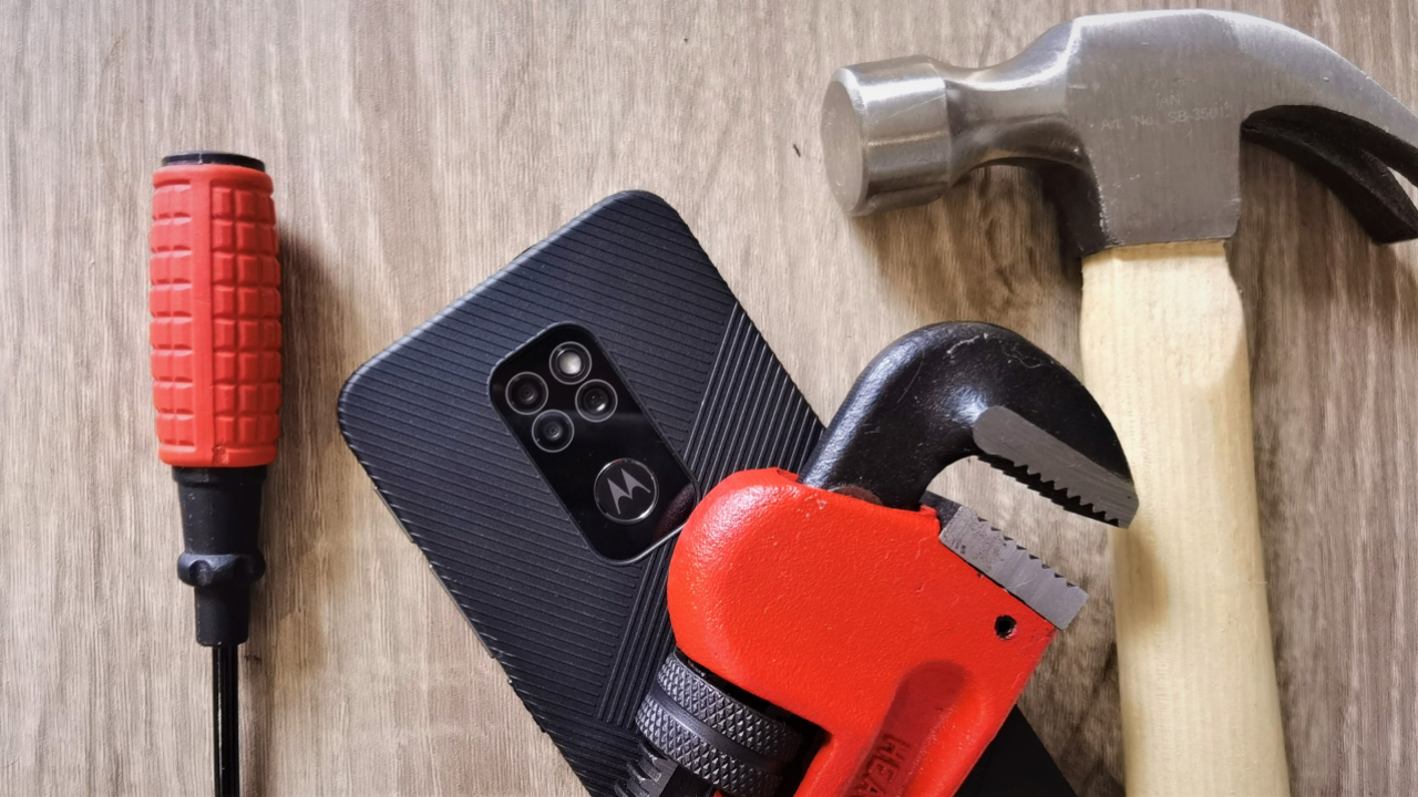 REVIEW Motorola Defy: Smartphone rugged cu accent pus pe design