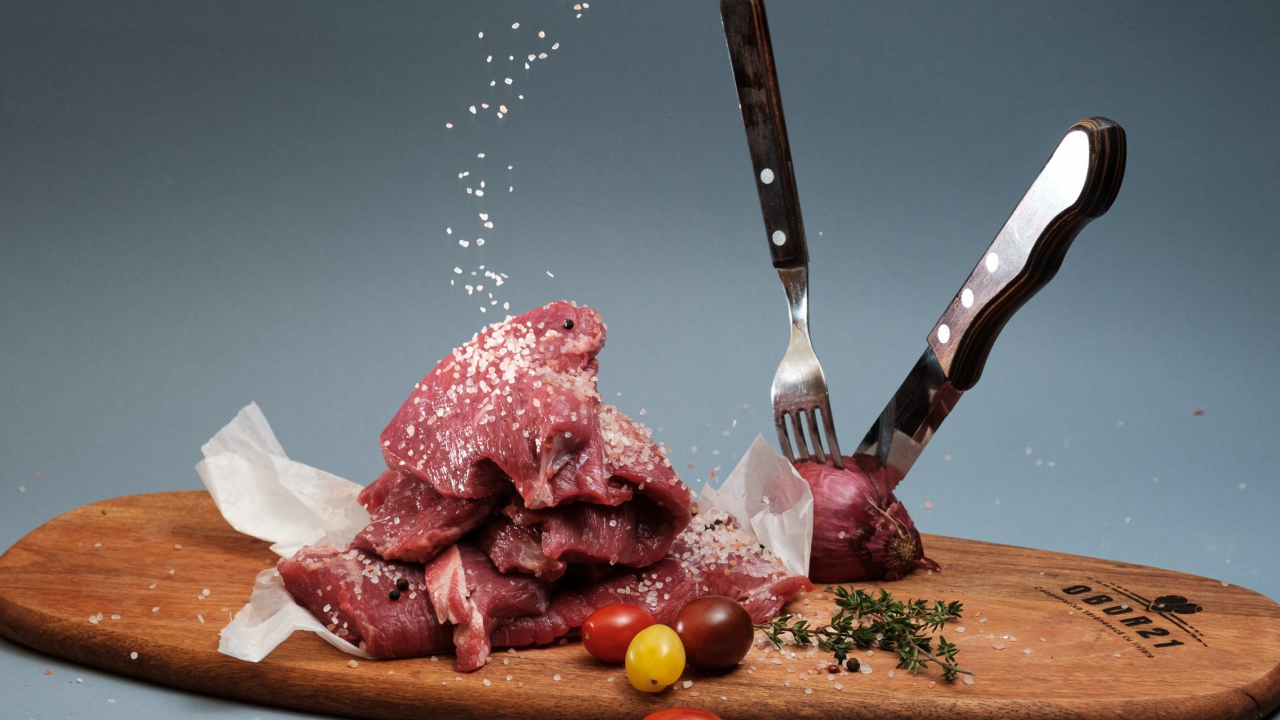 Jumătate dintre români consumă zilnic carne. 75% ar plăti mai mult pentru carnea de la țară