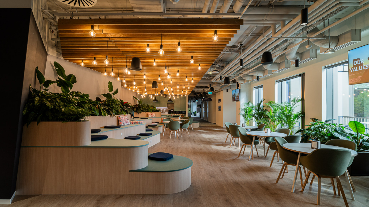 Booking extinde centrul de excelență din România la un an de la deschidere