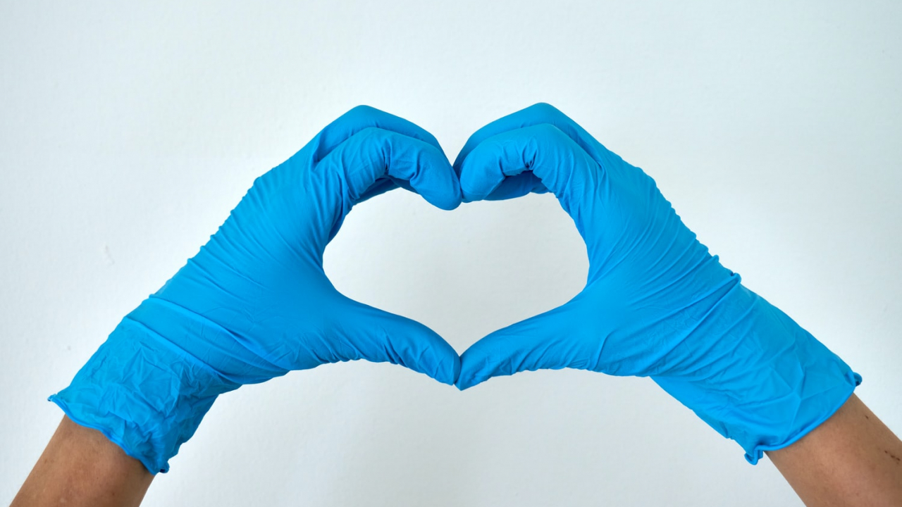 Mănuși de unică folosință făcute la Iași de un producător de pungi de vid