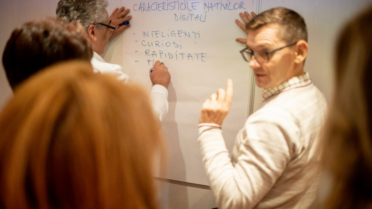 Profesorii întorc telefonul ca elevii să nu le întoarcă spatele