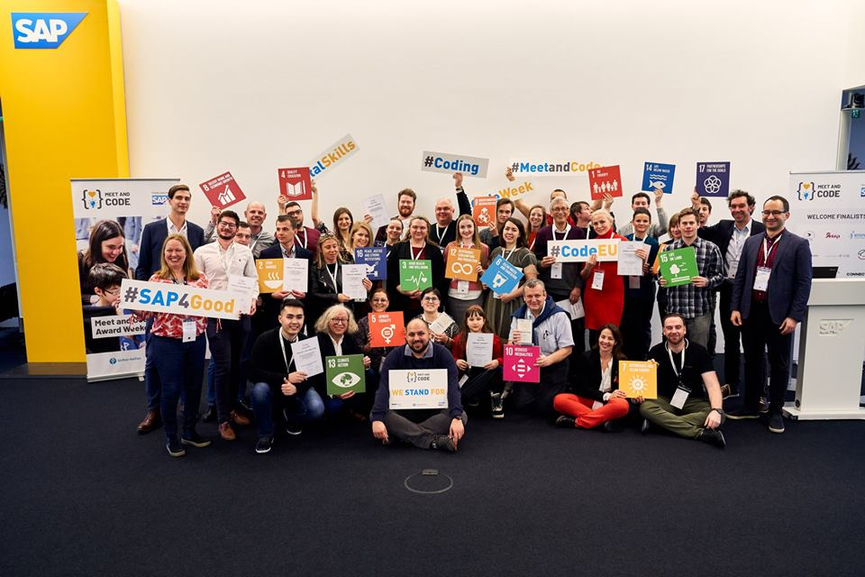 Șutează și (în)scrie cod: elevii români, premiul I la Meet and Code