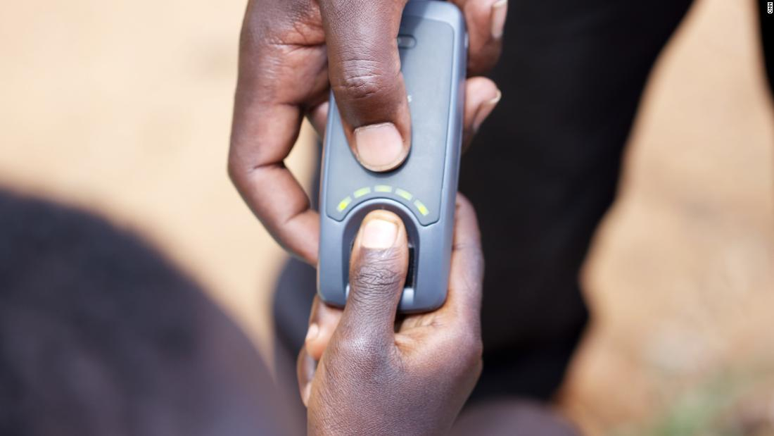 O româncă, ajutată de Bill Gates să salveze vieți în Africa