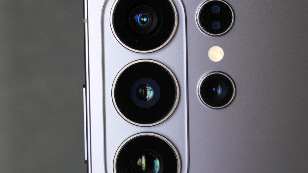Samsung Galaxy S27 Ultra ar putea primi cameră de 200 MP cu diafragmă variabilă și modificări de design