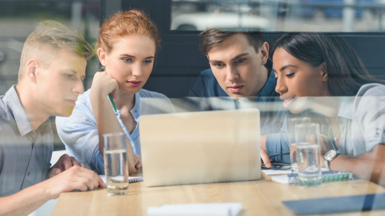 Bărbați vs Femei: Cum sunt văzute recrutarea și căutarea unui job