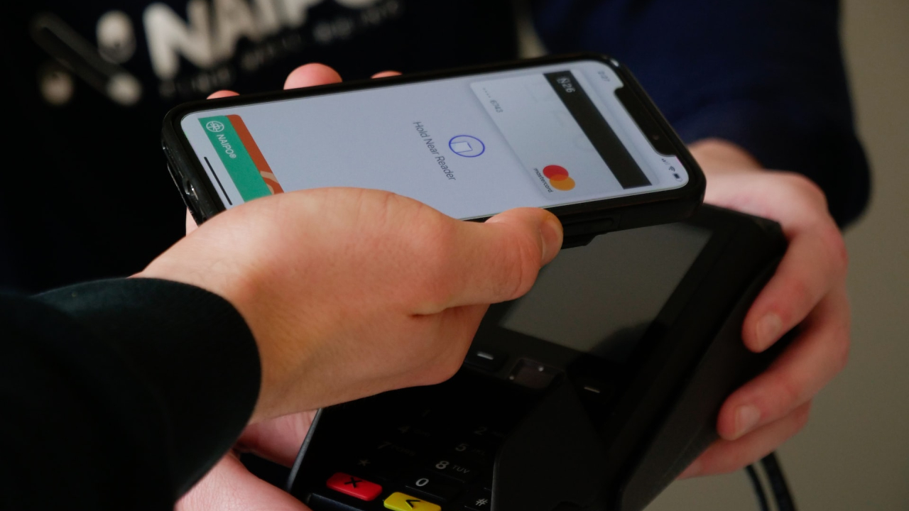 Într-un final, 15.000 de magazine online din România permit plata cu Apple Pay