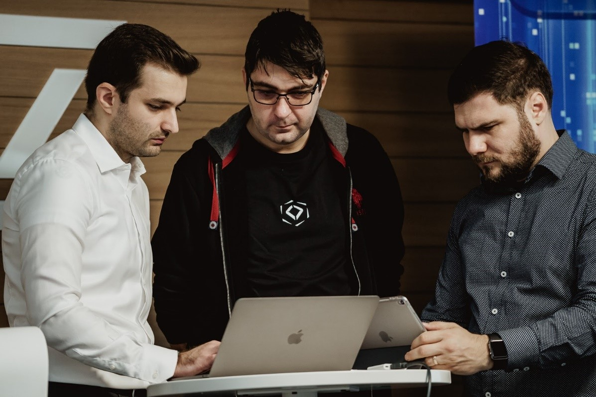 Apple premiază 2 ingineri români, parte a comunității Digital Nation