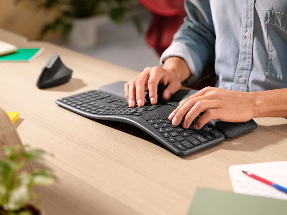Tastatura ergonomică de la Logitech ca să nu rămâi cu sechele de la tastat