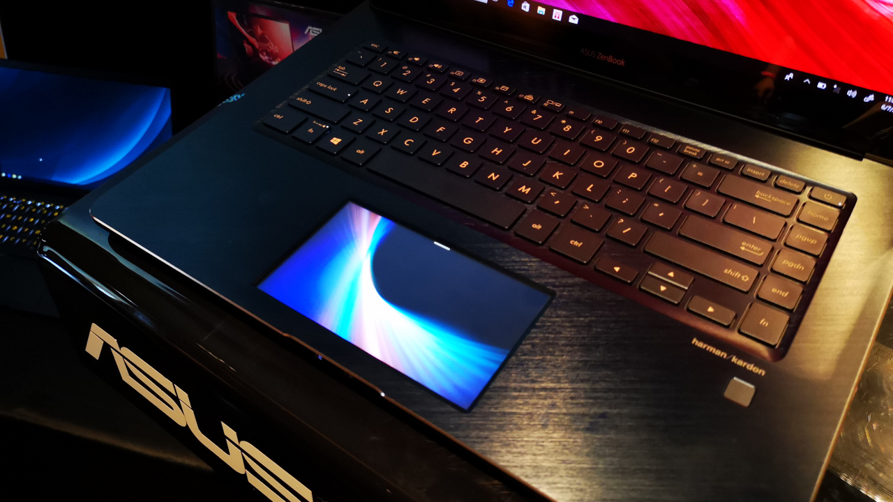 Laptopul ASUS cu touchscreen în loc de trackpad, prezentat în România