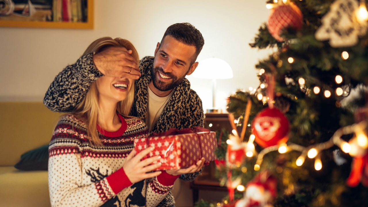 Zece idei de cadouri ca să-ți surprinzi partenerul de Crăciun