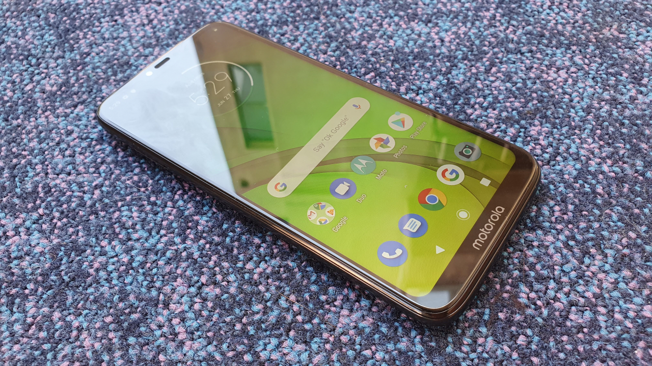 Telefoane ieftine și bune: ce să cumperi cu banii rămași după concediu