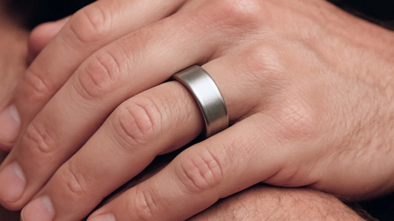 Pin Pulse: un smart ring care susține că poate estima tensiunea arterială și glicemia