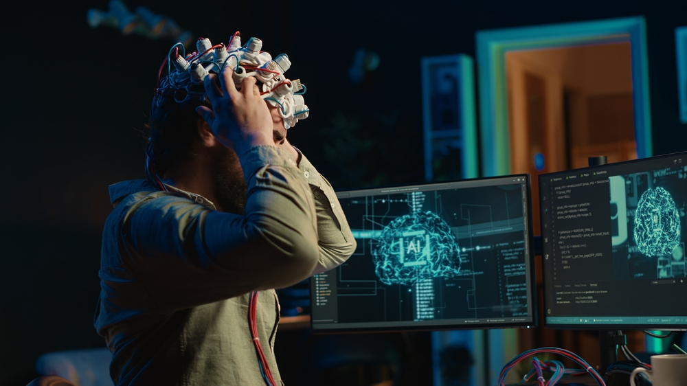 Cum un implant AI permite unui bărbat paralizat să simtă prin mâna altei persoane