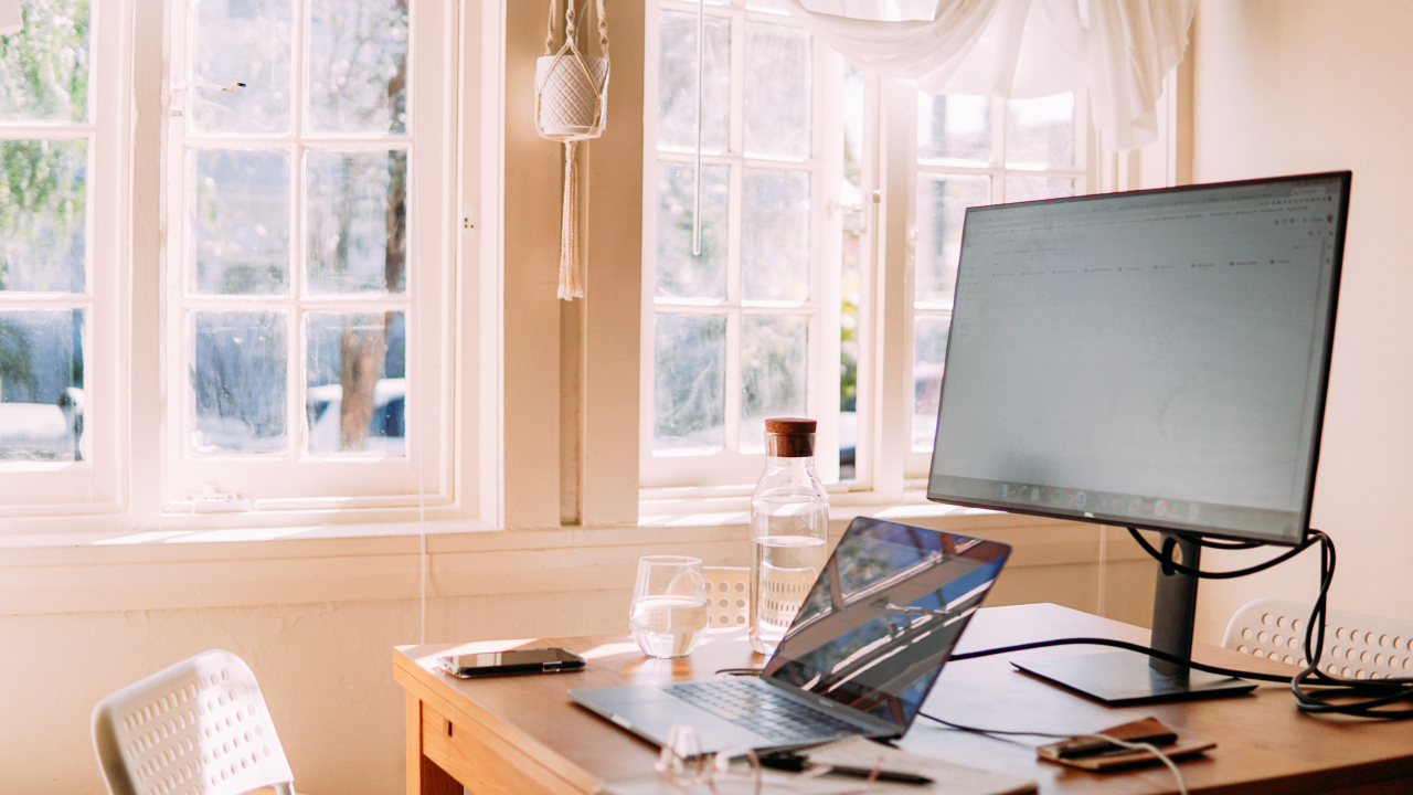 IT-ul, consultanța și băncile, în top cu cele mai multe contracte de telemuncă