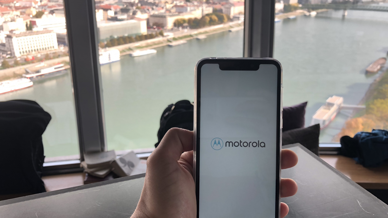 Motorola One - preț decent, cameră bună și design modern