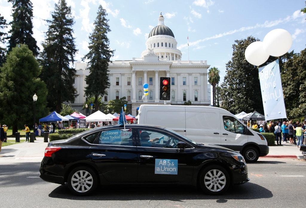 Uber va trebui să-și trateze șoferii parteneri ca angajați – lege