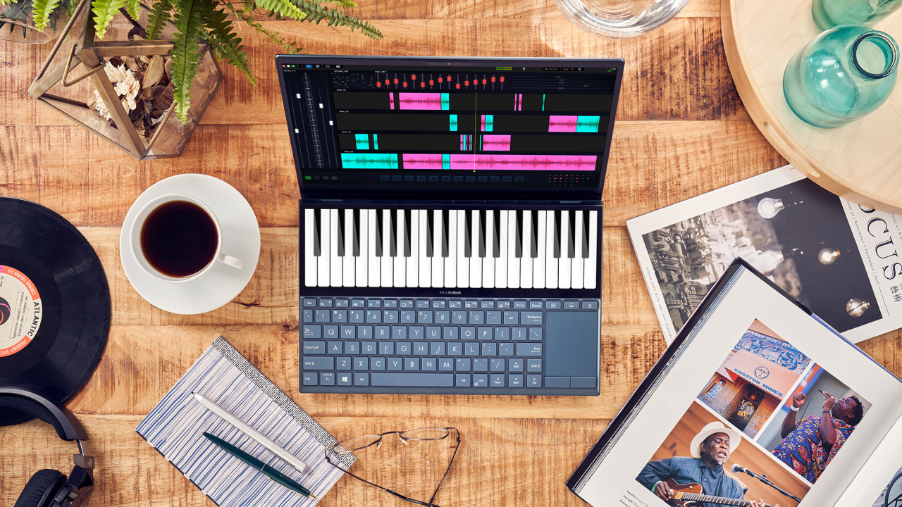 Laptopul Asus ZenBook Duo cu două ecrane, disponibil în România