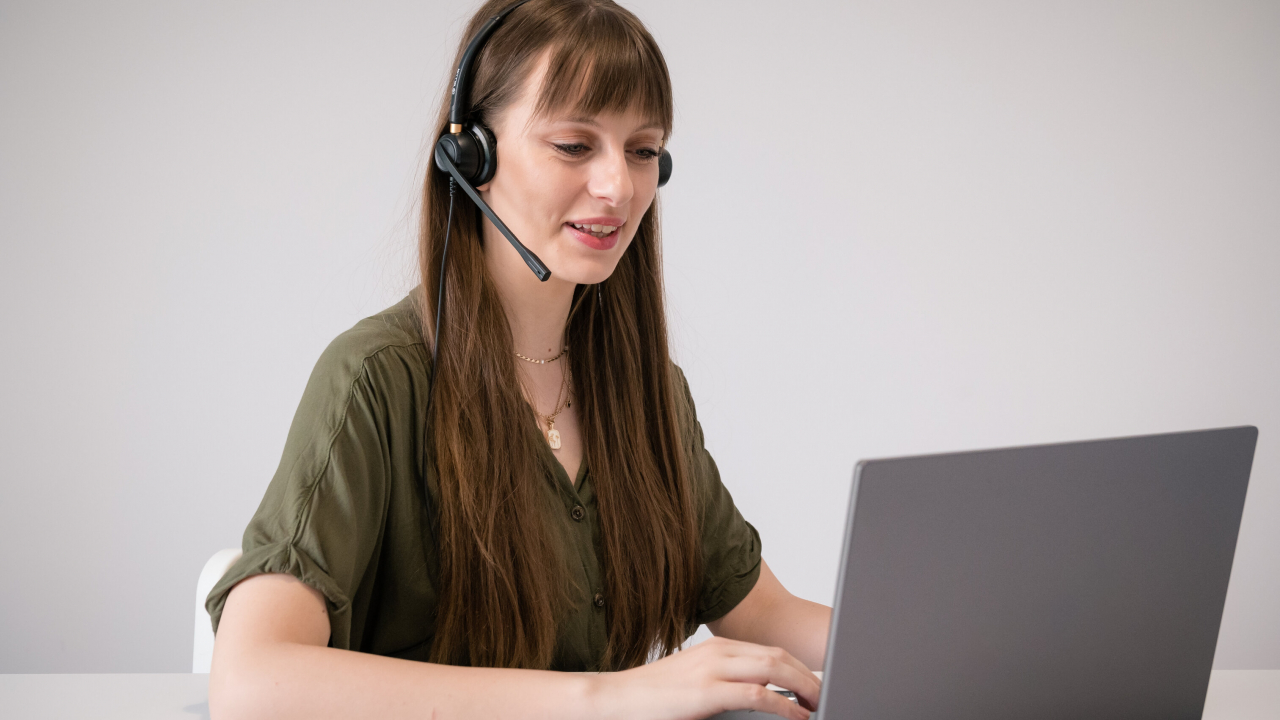 Tellur Voice: gama de căști profesionale ideale în help desk și munca remote