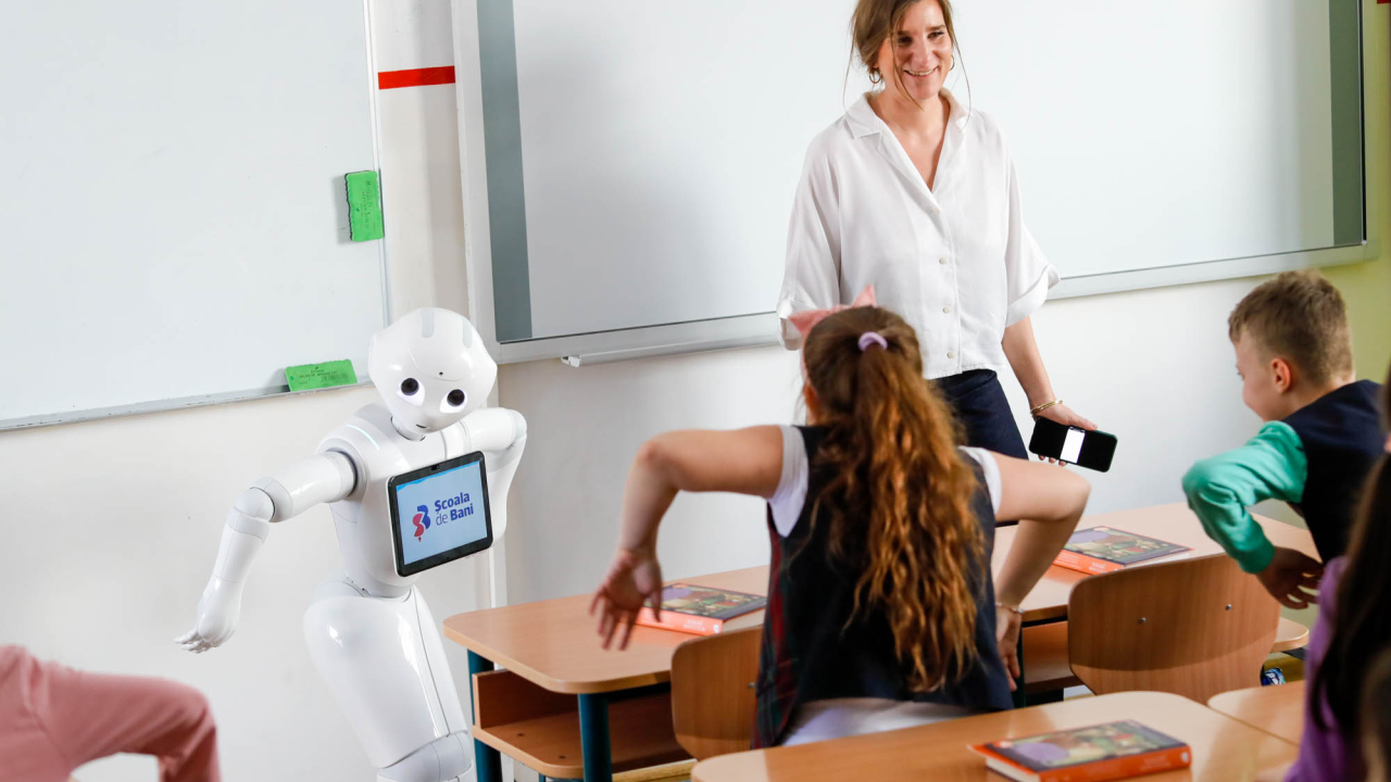 Roboțelul care îi învață pe copii despre bani pleacă în turneu național