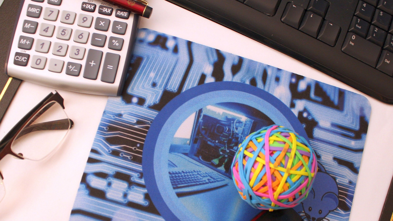 Creștere cu 8% a numărului de români care cumpără online în România