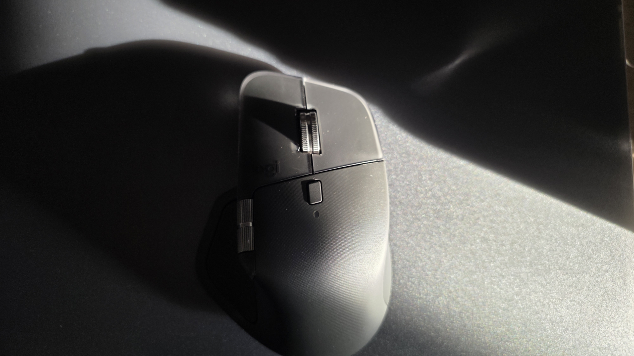 REVIEW Logitech MX Master 4 - un mouse care sigur te va face mai productiv dacă-l lași