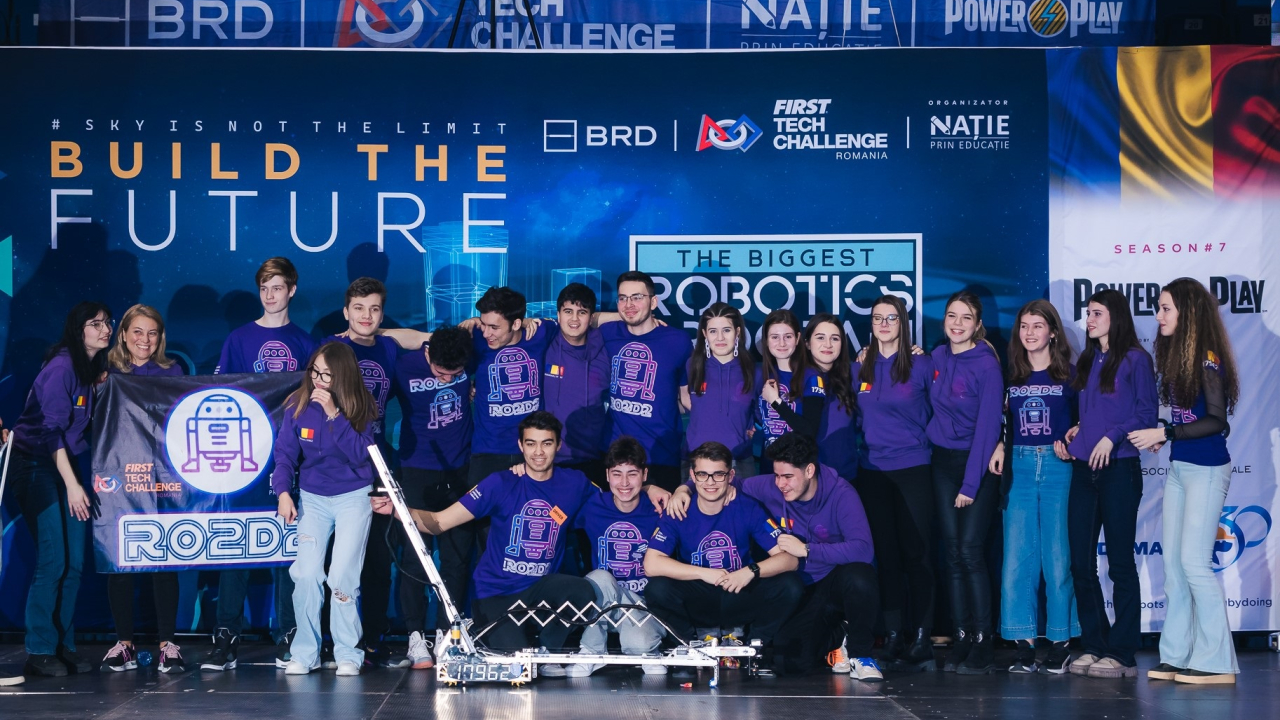 3 echipe românești de elevi merg la Campionatul Mondial de Robotică