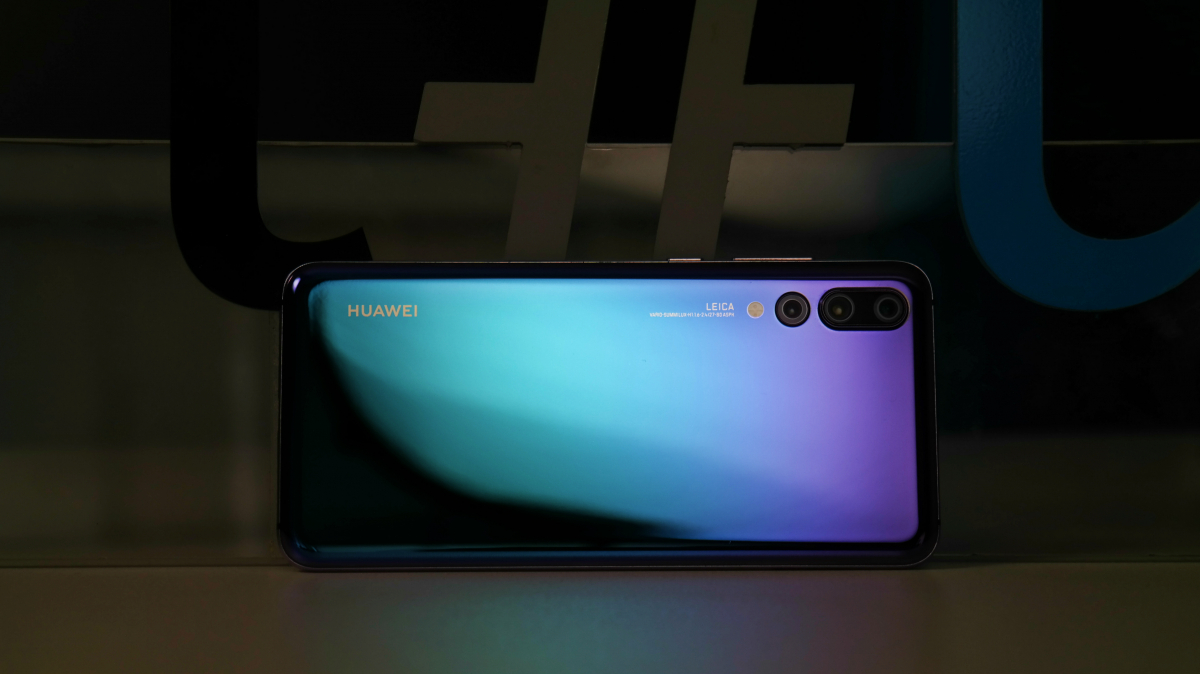 Huawei lansează un smartphone pliabil