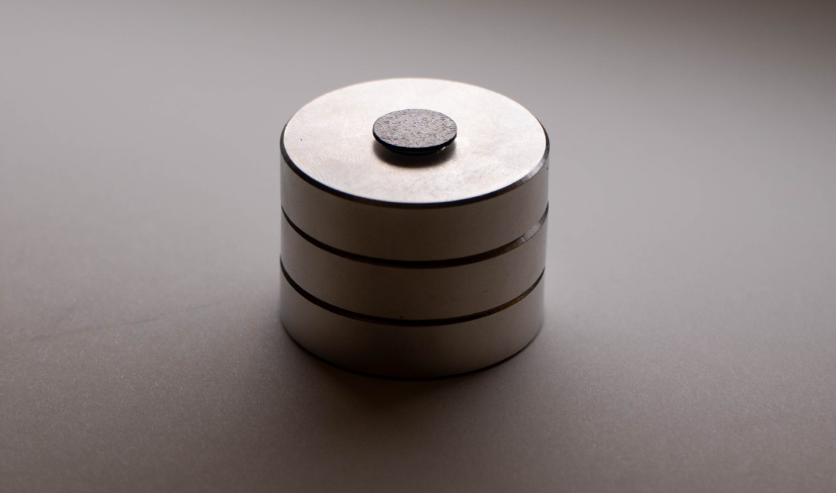 Levitare fără energie: discul de grafit care poate pluti fără pauză