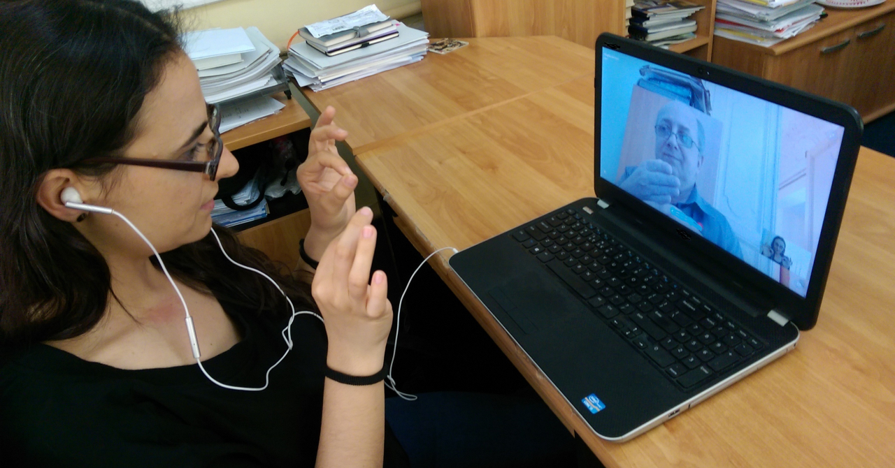 Voci pentru mâini: Aplicația BCR pentru clienții cu deficiențe de auz
