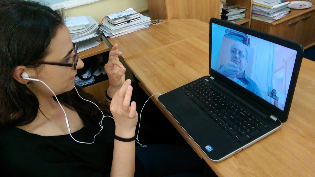 Voci pentru mâini: Aplicația BCR pentru clienții cu deficiențe de auz